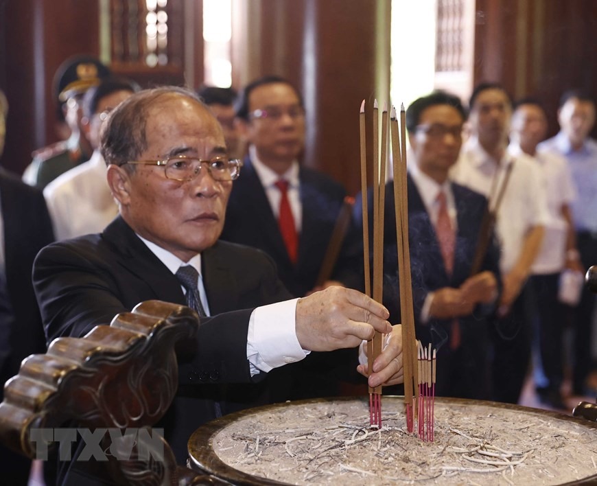Nguyên Chủ tịch Quốc hội Nguyễn Sinh Hùng dâng hương tưởng niệm Chủ tịch Hồ Chí Minh. (Ảnh: Thống Nhất/TTXVN)