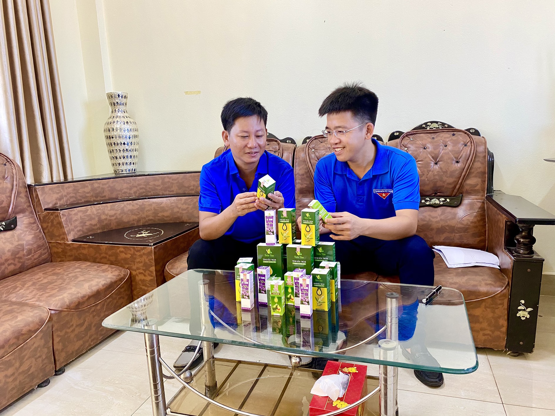 Anh Lê Thanh Hải (bên trái) giới thiệu sản phẩm “Tinh dầu Thiên Tâm” trên kênh bán hàng Quangtrimart.vn -Ảnh: M.H​