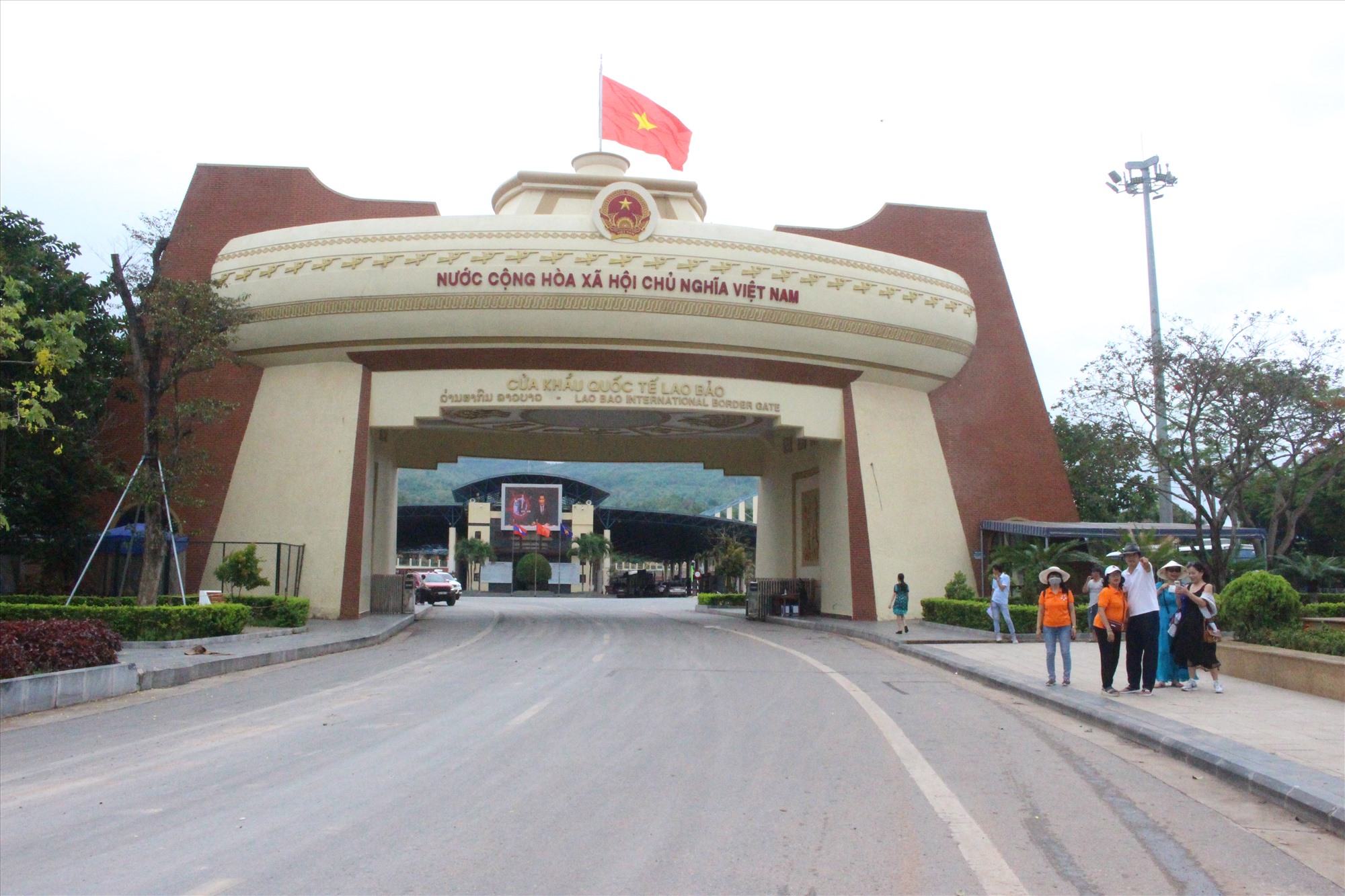 Bí thư Tỉnh ủy Lê Quang Tùng đánh giá cao nỗ lực của huyện Hướng Hóa trong phát triển KT - XH thời gian qua - Ảnh: T.T