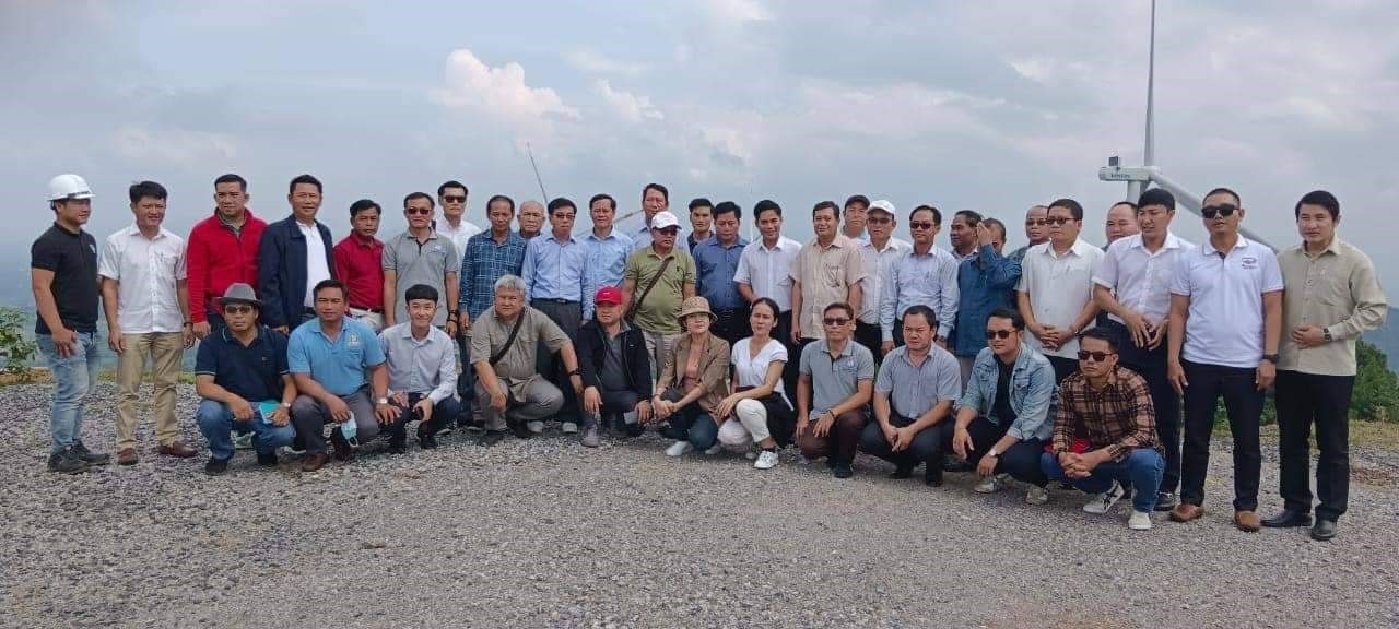 Đoàn công tác các sở, ngành tỉnh Savanakhet tham quan thực tế Nhà máy điện gió Tân Linh, huyện Hướng Hóa - Ảnh: H.T