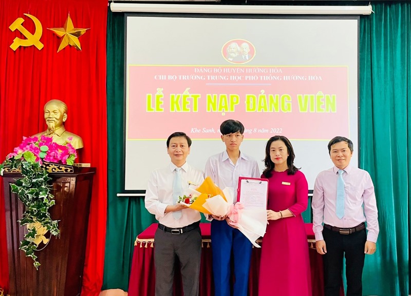 Nguyễn Trí Hoàng Phú vinh dự được đứng vào hàng ngũ của Đảng khi vừa tròn 18 tuổi - Ảnh: N.T