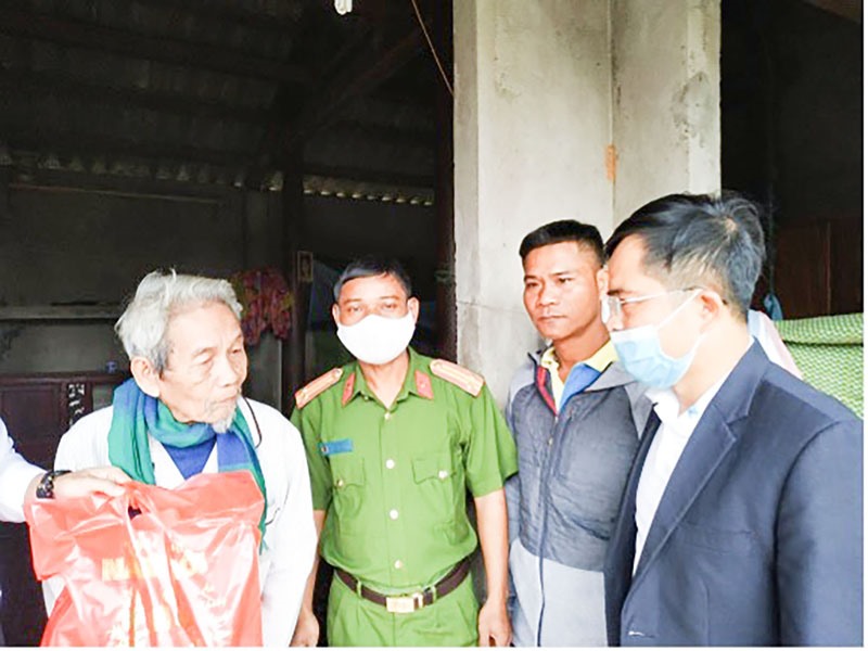 Ông Mai Thanh Hồng (ngoài cùng bên phải) thăm hỏi người dân bị ảnh hưởng do thiên tai - Ảnh: N.P