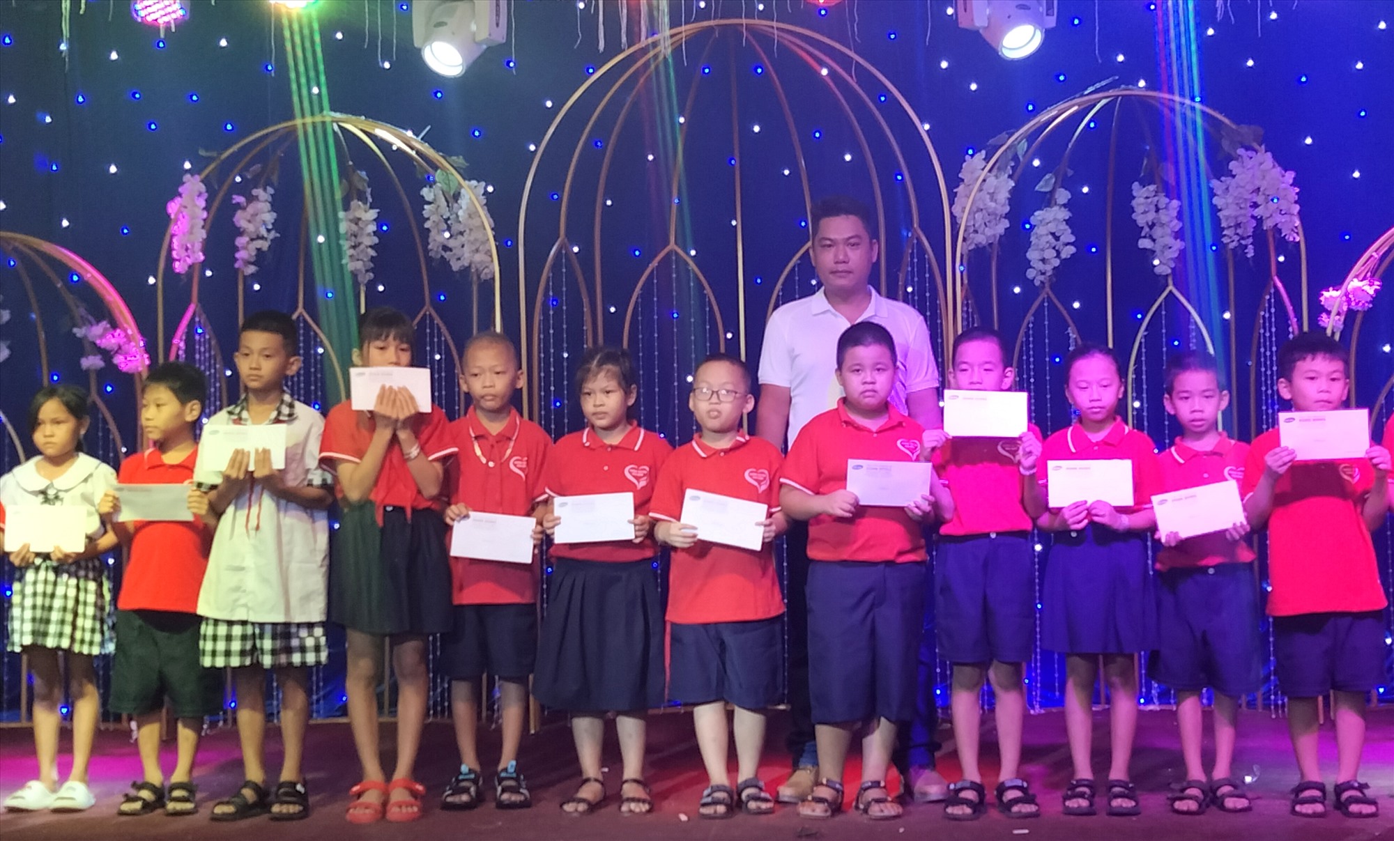 Lãnh đạo Công ty cổ phần Minh Hưng Quảng Trị trao tặng quà cho các em học sinh gặp hoàn cảnh khó khăn - Ảnh: MĐ