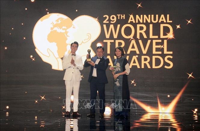 Đại diện Villa De Mont Mountain Resort (Việt Nam) nhận Giải thưởng ở hạng mục Điểm đến hấp dẫn của Giải thưởng Du lịch Thế giới 2022 - Khu vực châu Á và châu Đại Dương.