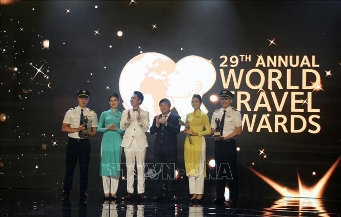 Đại diện Vietnam Airlines nhận Giải thưởng ở hạng mục Hàng không của