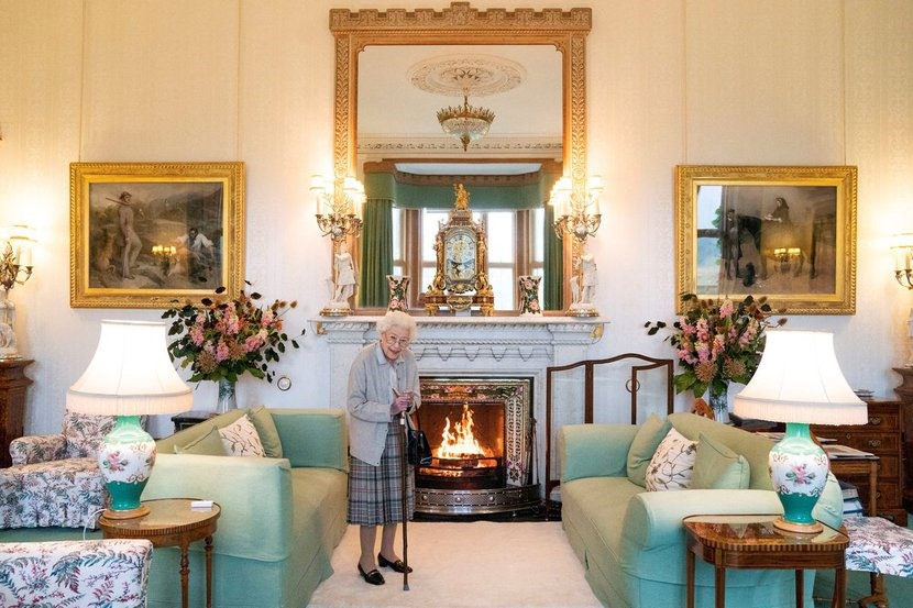 Nữ hoàng Elizabeth đợi trong Phòng khách trước khi tiếp bà Liz Truss, nhà lãnh đạo mới được bầu của đảng Bảo thủ trở thành Thủ tướng, tại Lâu đài Balmoral, Scotland, Anh ngày 6/9/2022. Ảnh: REUTERS