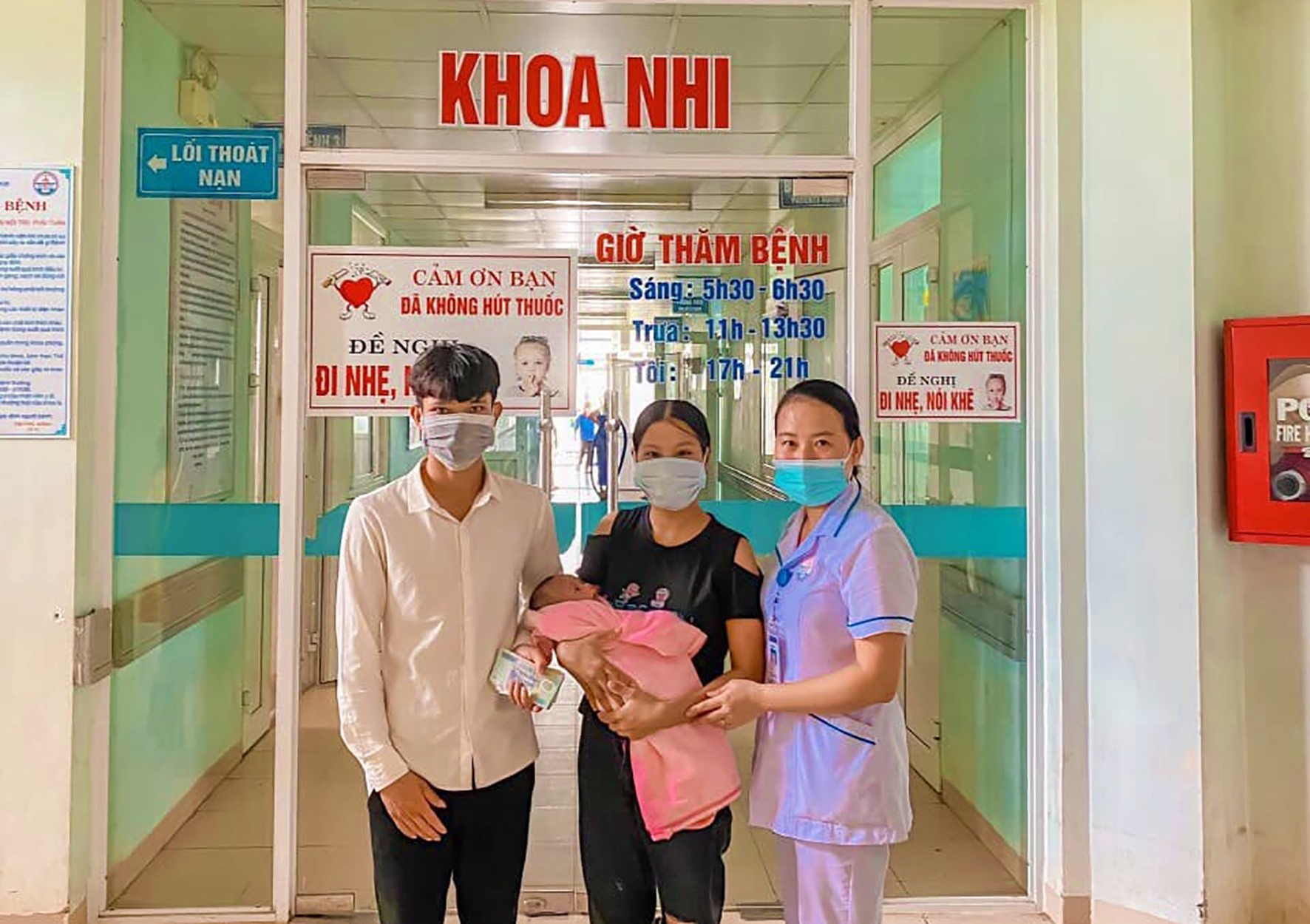 Đại diện Tổ công tác xã hội, Bệnh viện Đa khoa tỉnh trao số tiền hỗ trợ cho gia đình bệnh nhi Hồ Thị Để - Ảnh: BVĐK