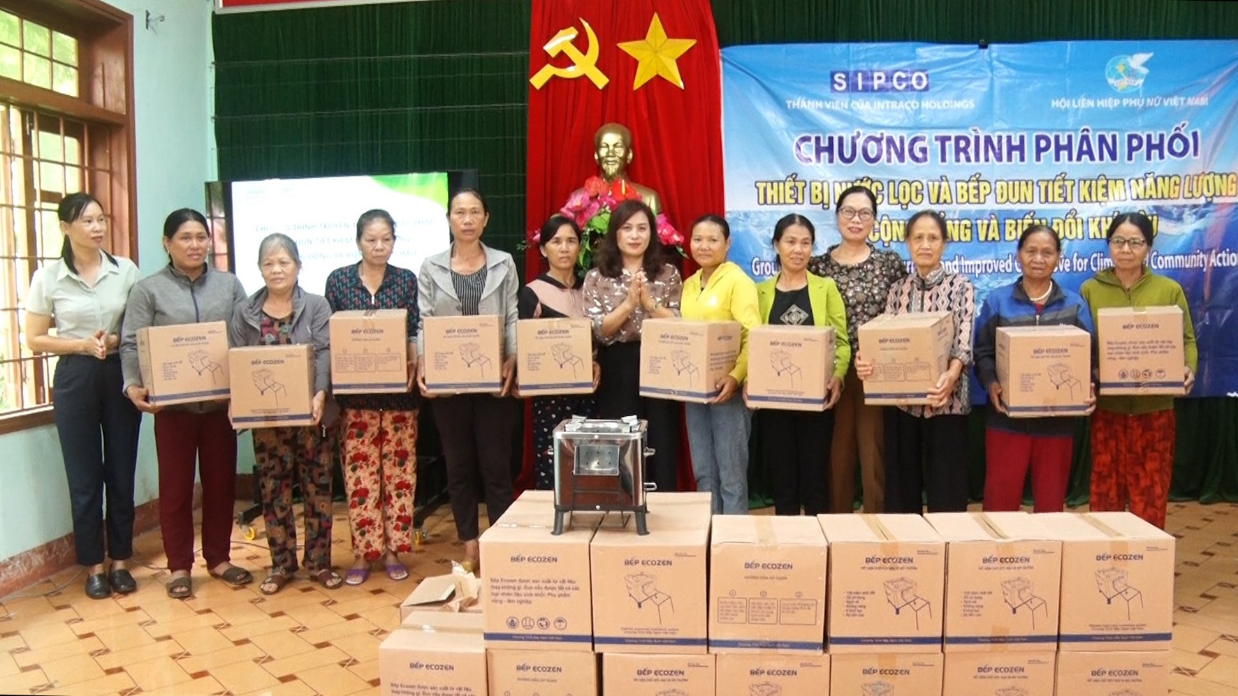 Trao tặng bếp đun tiết kiệm năng lượng cho hội viên, phụ nữ nghèo huyện Hướng Hóa-Ảnh: Bích Liên