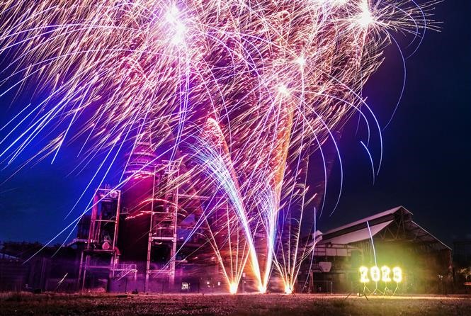 Màn pháo hoa rực rỡ chào đón Năm mới 2023 Dortmund, Đức. Ảnh: AFP/TTXVN