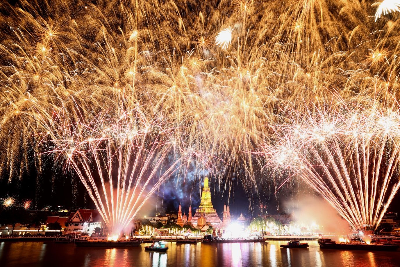Pháo hoa chào đón năm mới trên sông Chao Phraya ở Bangkok, Thailand. Ảnh: Reuters