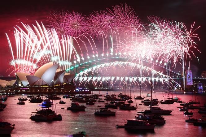 Khoảng hơn một triệu người đã tập trung tại bến cảng thành phố Sydney, Australia, tiễn biệt năm 2022, chào đón Năm mới 2023 với màn trình diễn pháo hoa lung linh sắc màu, ngày 1/1/2023. Ảnh: AFP/TTXVN