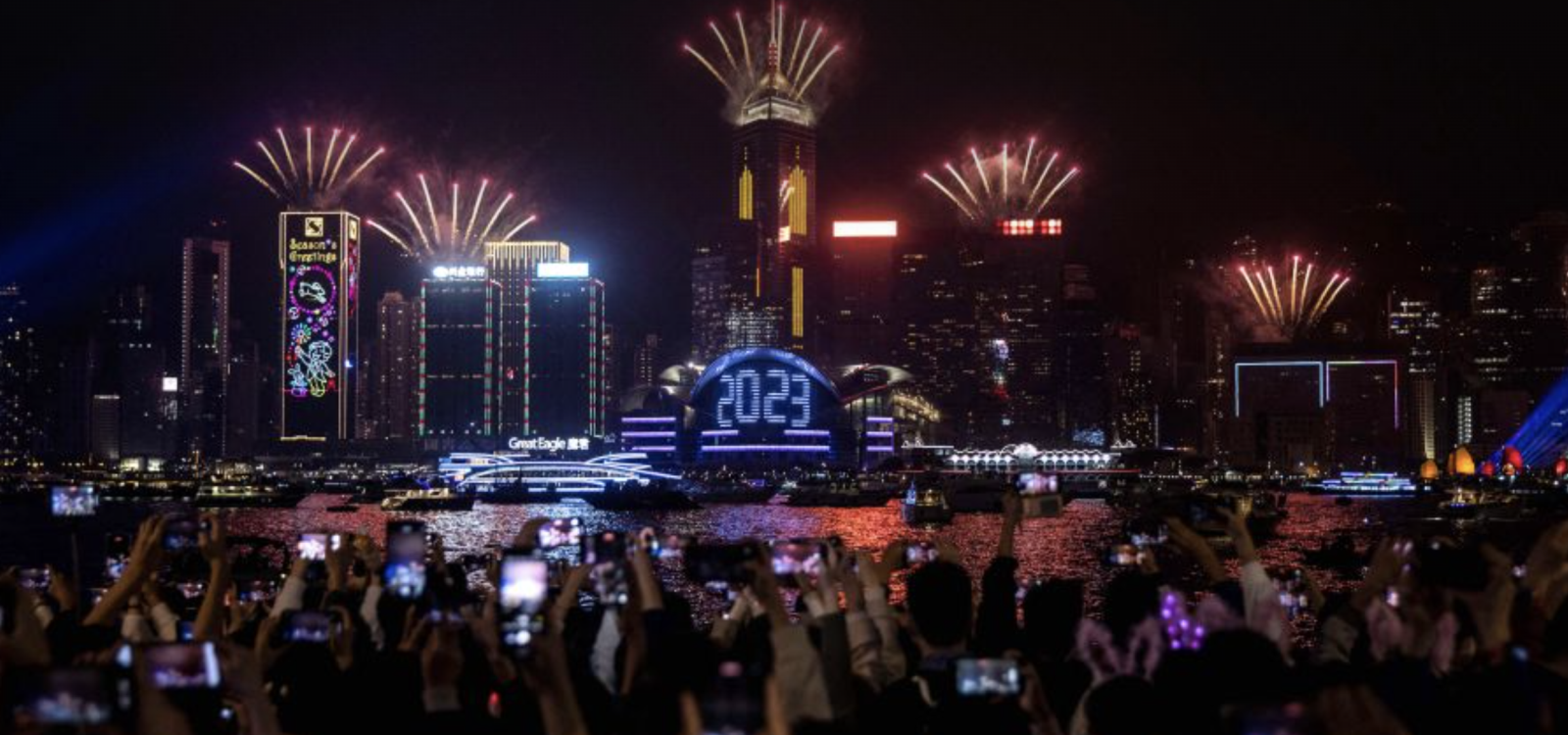 Người dân đổ về vịnh Victoria Harbour, Hong Kong (Trung Quốc) để ngắm pháo hoa năm mới và biểu diễn laser. Ảnh: AFP/Getty Images