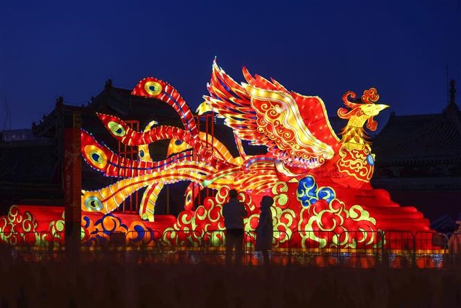 Trang hoàng đón Năm mới 2023 tại Thẩm Dương, tỉnh Liêu Ninh, Trung Quốc ngày 31/12/2022. Ảnh: AFP/TTXVN
