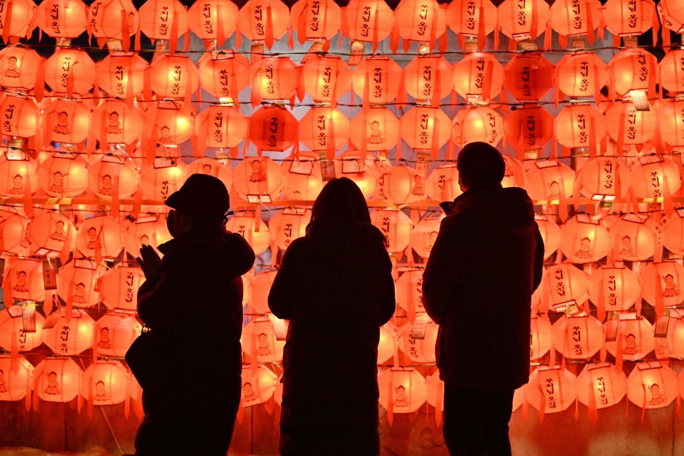Người dân cầu khấn trong năm mới trước đèn lồng trong dịp năm mới ở Seoul, Hàn Quốc. Ảnh: AFP