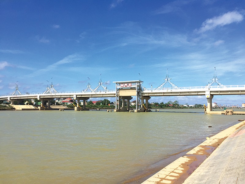Công trình đập ngăn mặn sông Hiếu được khánh thành, đưa vào sử dụng trong dịp kỷ niệm 50 năm ngày giải phóng Quảng Trị -Ảnh: P.V