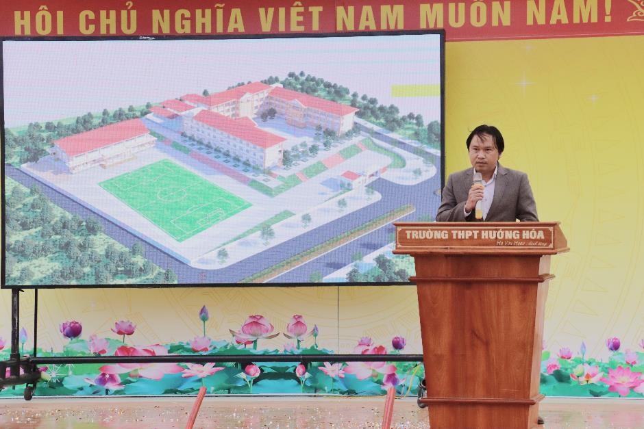 Đồng chí Trương Hữu Hiếu – Phó Giám đốc Ban Quản lý dự án đầu tư xây dựng tỉnh báo cáo tổng quan công tác đầu tư công trình Trường THPT Hướng Hoá
