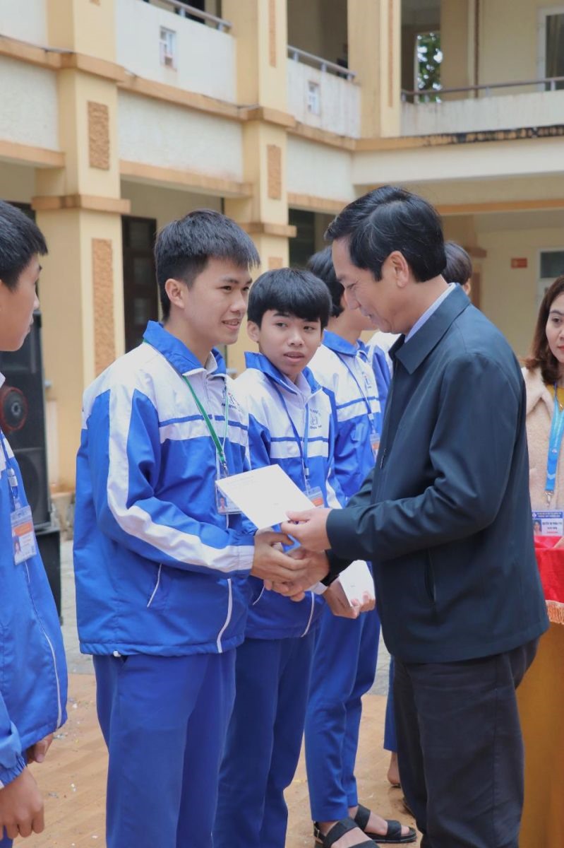 Phó Chủ tịch UBND tỉnh Hoàng Nam; Giám đốc Sở Giáo dục và Đào tạo Lê Thị Hương trao học bổng cho các học sinh nghèo vượt khó học giỏi