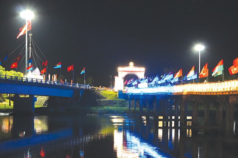 Hệ thống chiếu sáng tại cầu Hiền Lương về đêm - Ảnh: Đ.V
