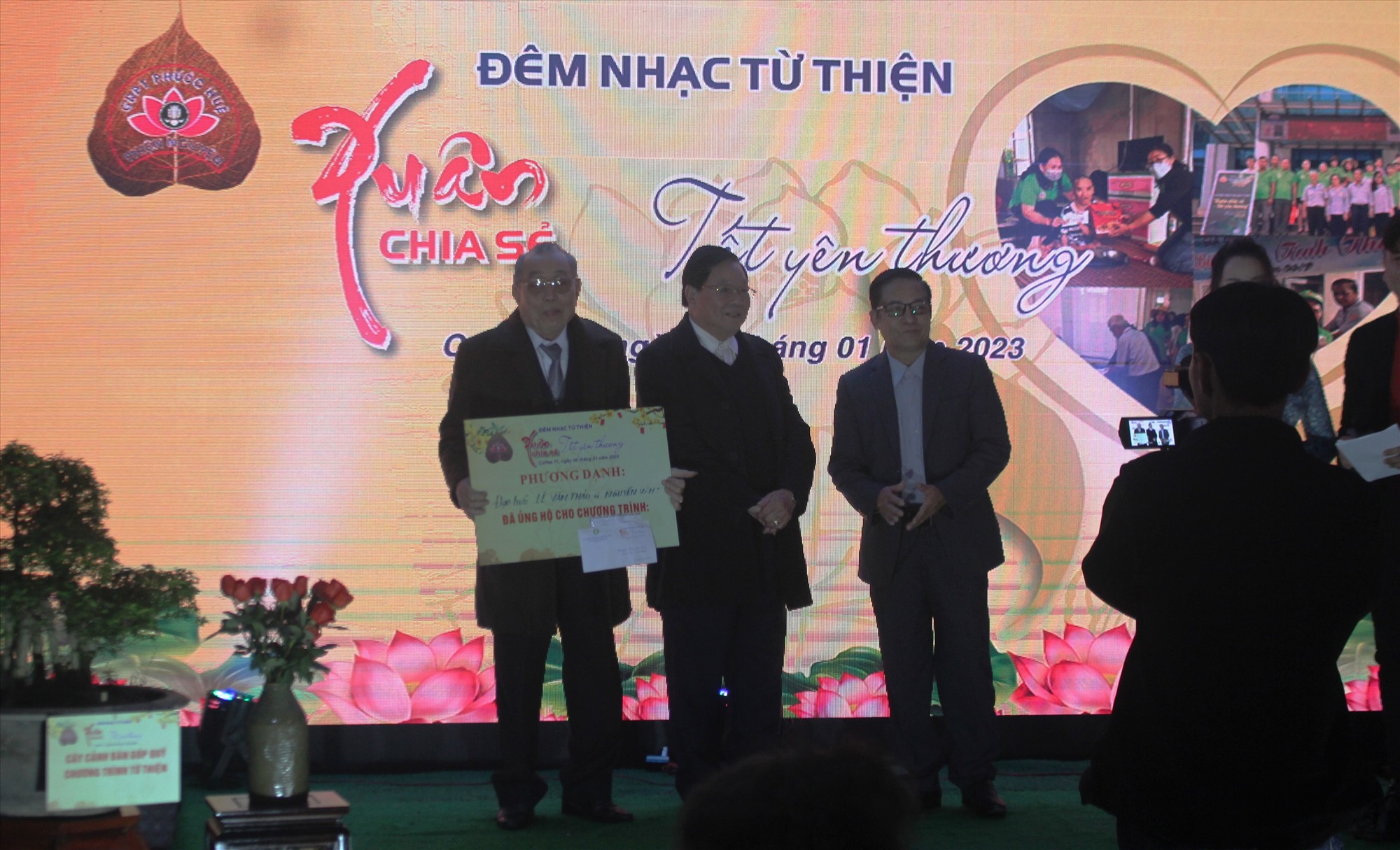 Huynh trưởng cấp Tấn Lê Văn Thảo và đạo hữu Nguyễn Văn Lực trao số tiền ủng hộ Chương trình Xuân chia sẻ-Tết yêu thương