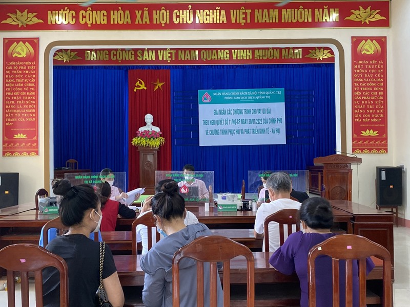Phòng Giao dịch Ngân hàng CSXH thị xã Quảng Trị tích cực triển khai đưa các chương trình cho vay ưu đãi đến với Nhân dân - Ảnh: N.L