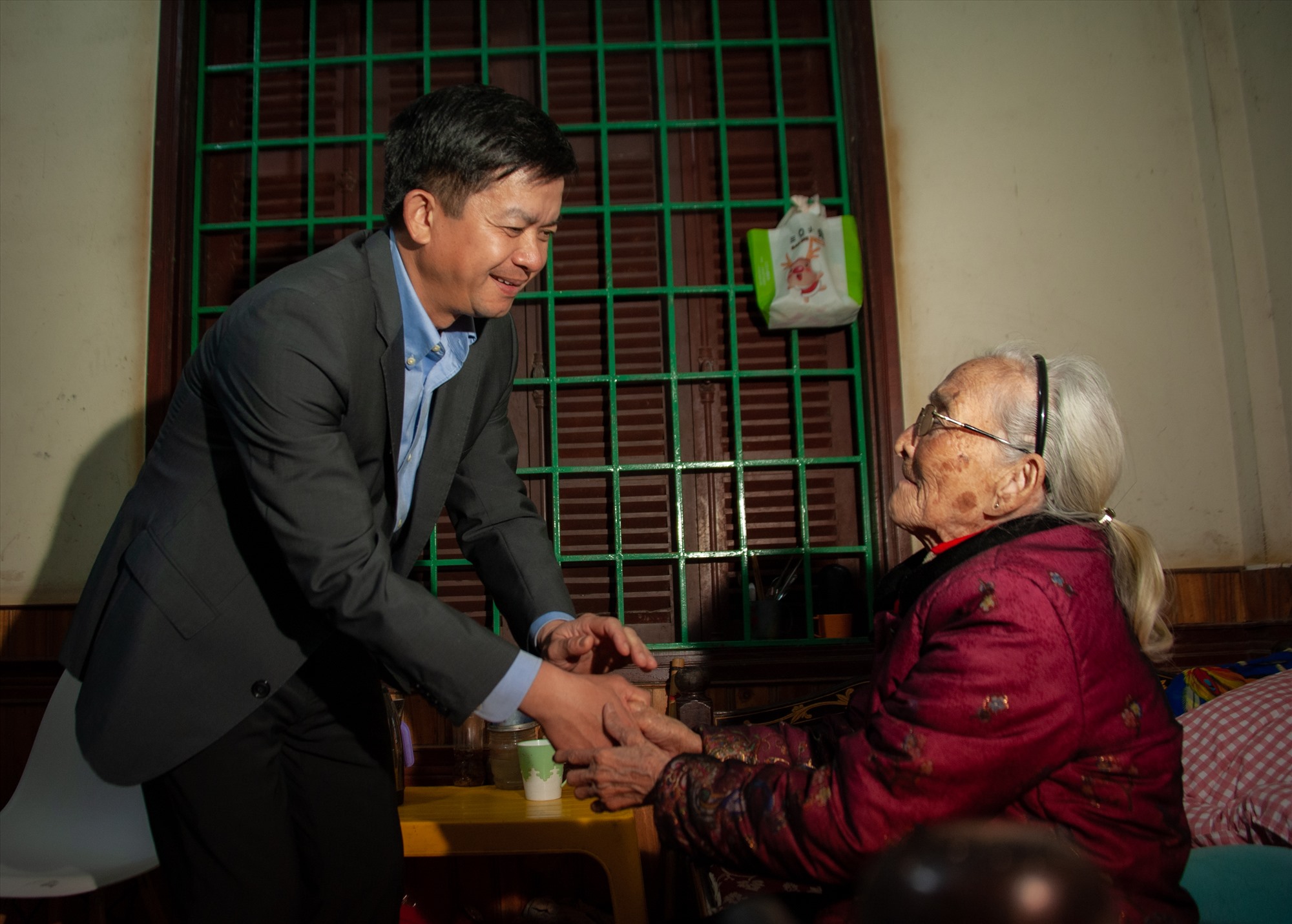 Bí thư Tỉnh ủy Lê Quang Tùng ân cần thăm hỏi bà Nguyễn Thị Trạ, đảng viên 75 năm tuổi đảng - Ảnh: Trần Tuyền