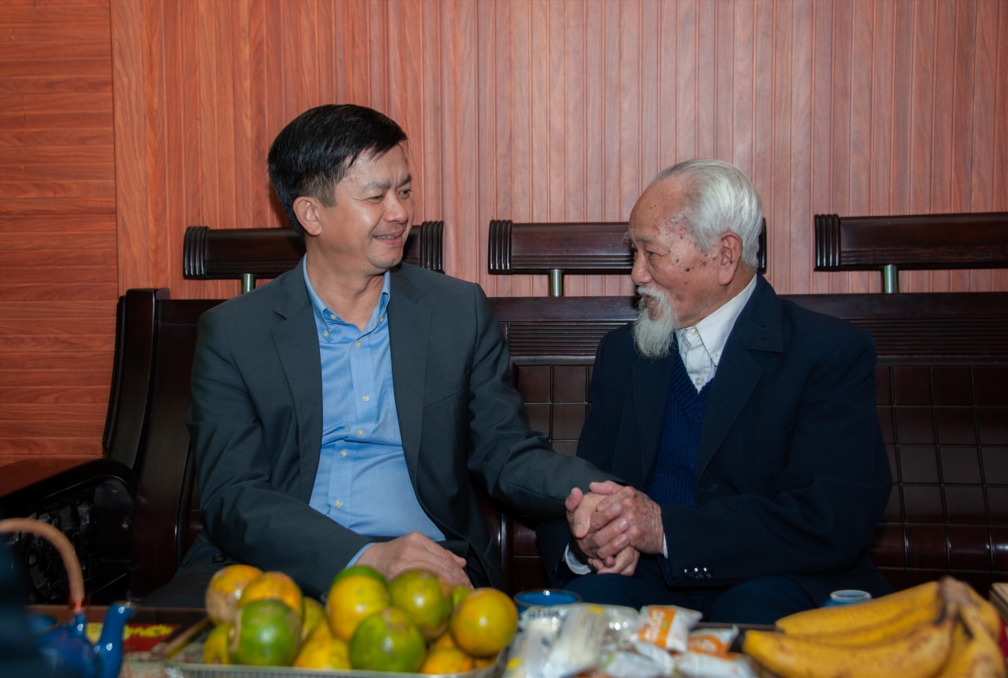 Bí thư Tỉnh ủy Lê Quang Tùng thăm, chúc Tết ông Phạm Huề, đảng viên 70 năm tuổi đảng - Ảnh: Trần Tuyền