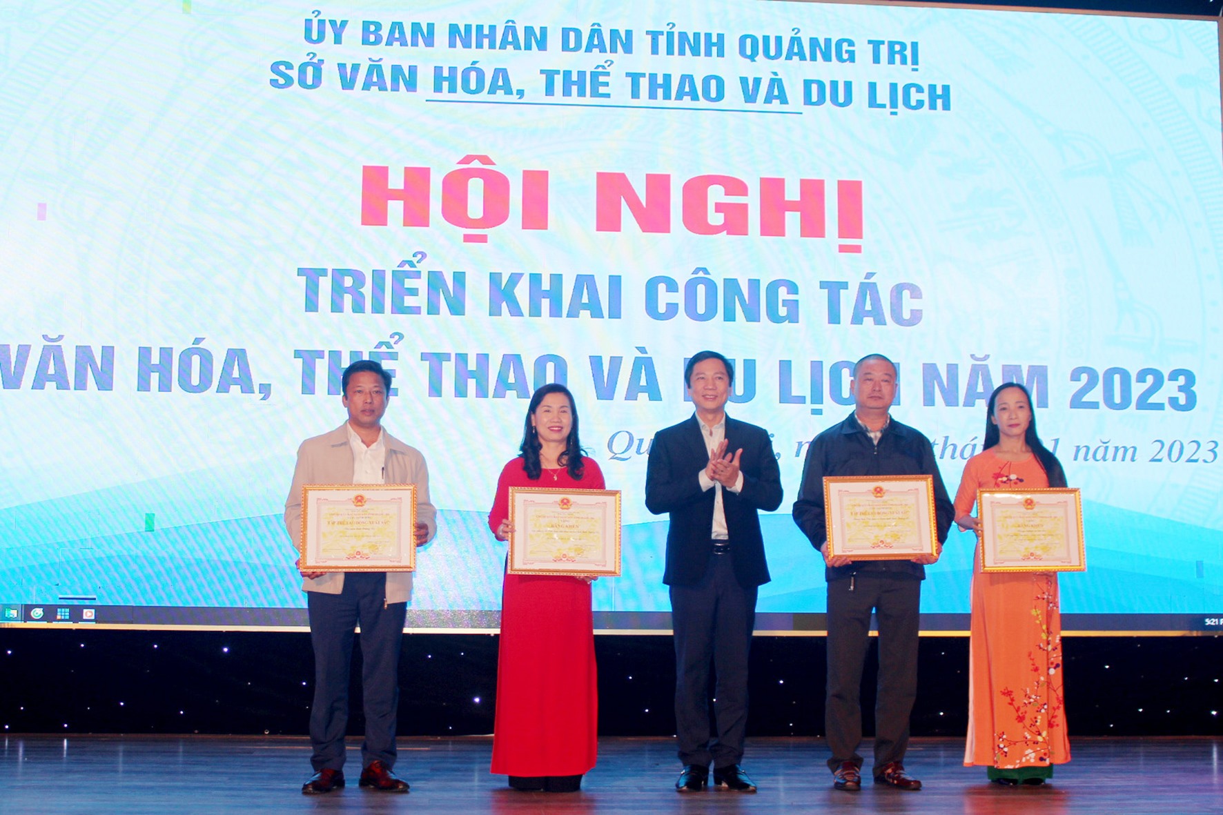 Phó Chủ tịch UBND tỉnh Hoàng Nam trao bằng khen của Chủ tịch UBND tỉnh cho các tập thể của ngành VH,TT&DL có thành tích xuất sắc năm 2022 - Ảnh: N.T.H