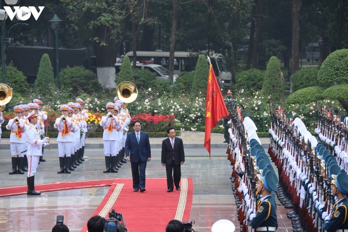 Thủ tướng Phạm Minh Chính và Thủ tướng Lào Phankham Viphavanh duyệt đội danh dự QĐND Việt Nam trong lễ đón chính thức Thủ tướng Lào thăm chính thức Việt Nam tháng 1/2022