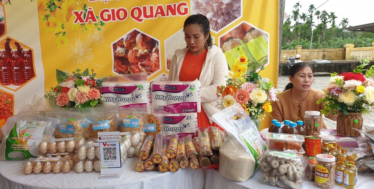 Một gian hàng của Hội LHPN xã Gio Quang tham gia hội chợ- Ảnh: T.L