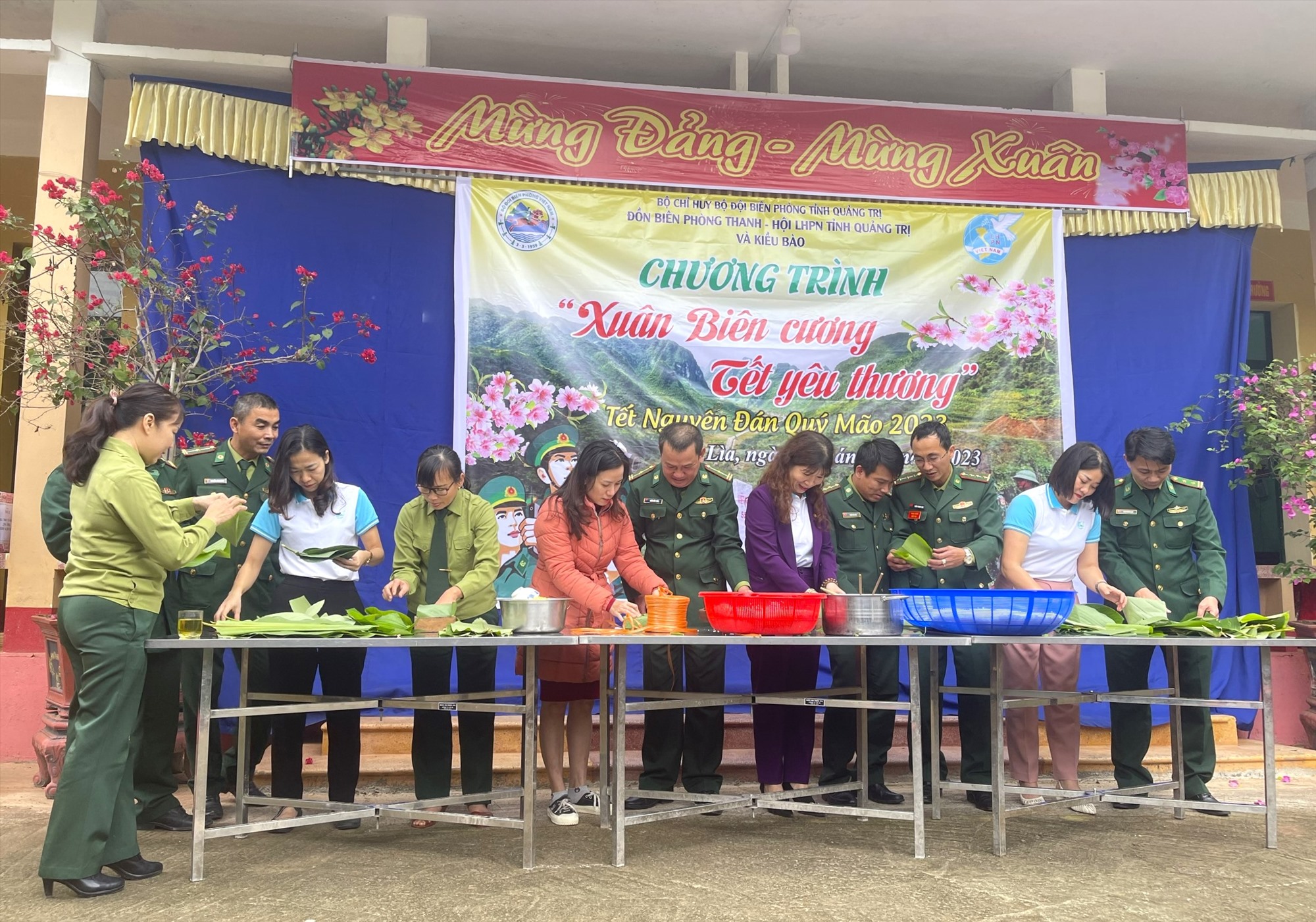 Cán bộ chiến sĩ Đồn Biên phòng Thanh và Hội LHPN tỉnh gói bánh chưng tặng Nhân dân vùng biên đón Tết - Ảnh: Lê Trường