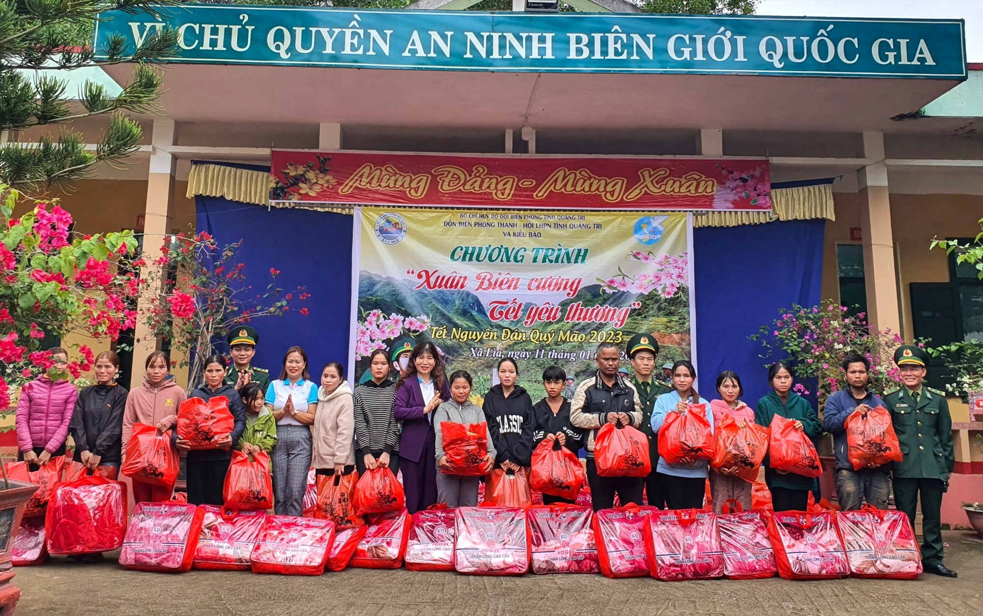 Đại diện Đồn Biên phòng Thanh, Hội LHPN tỉnh trao tặng 150 suất quà tết cho Nhân dân các xã Thanh, Lìa và Xy - Ảnh: Lê Trường