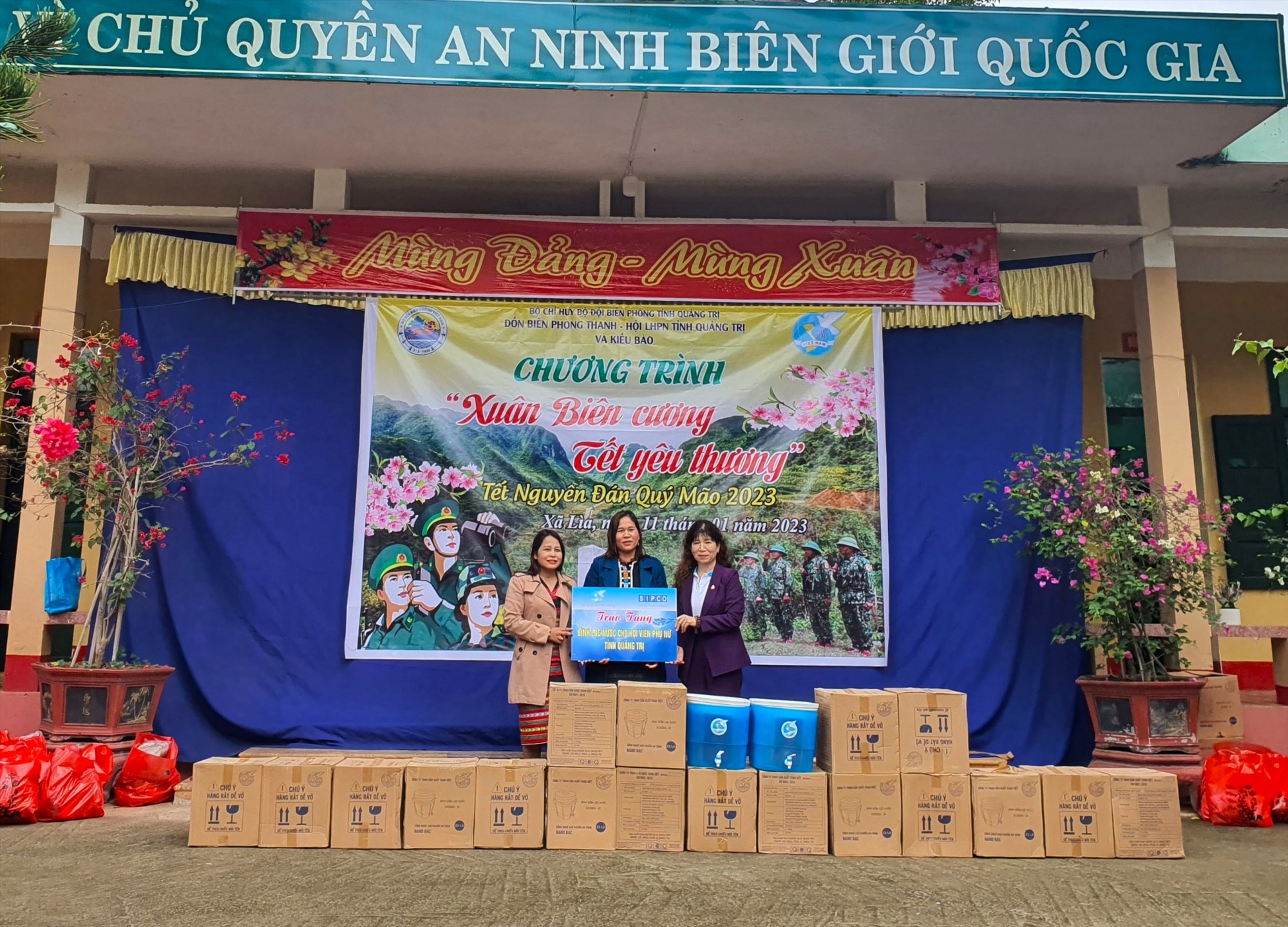 Lãnh đạo Hội LHPN tỉnh trao bảng tượng trưng tặng 300 bình lọc nước cho hội viên phụ nữ có hoàn cảnh khó khăn xã Lìa và Thanh - Ảnh: Lê Trường
