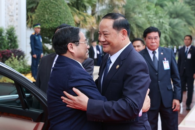 Thủ tướng Chính phủ Lào Sonexay Siphandone đón Thủ tướng Chính phủ Phạm Minh Chính - Ảnh: VGP/Nhật Bắc