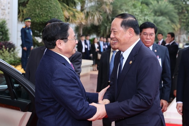 Hai Thủ tướng bắt tay, ôm hôn nồng ấm, thắm tình anh em - Ảnh: VGP/Nhật Bắc