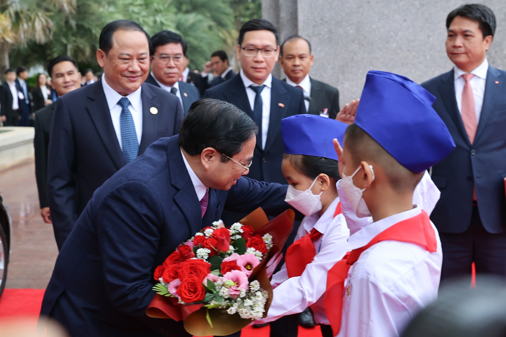 Thiếu nhi Lào tặng hoa Thủ tướng Phạm Minh Chính - Ảnh: VGP/Nhật Bắc