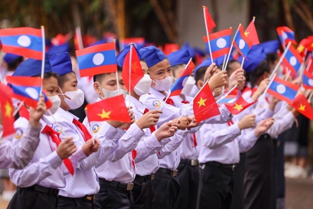 Các cháu thiếu nhi vẫy cờ chào đón Thủ tướng Phạm Minh Chính và Đoàn đại biểu cấp cao Việt Nam - Ảnh: VGP/Nhật Bắc