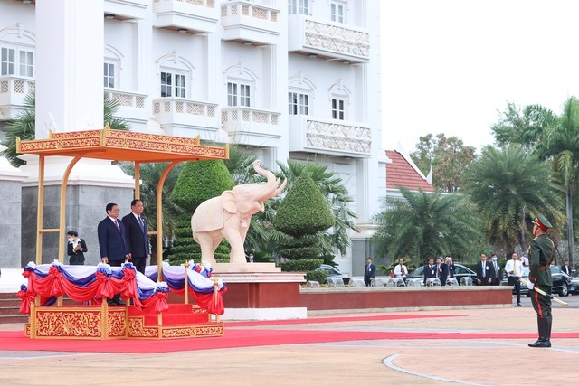 Sau khi Thủ tướng Phạm Minh Chính và Thủ tướng Lào Sonexay Siphandone vào vị trí danh dự, quân nhạc cử quốc thiều hai nước - Ảnh: VGP/Nhật Bắc