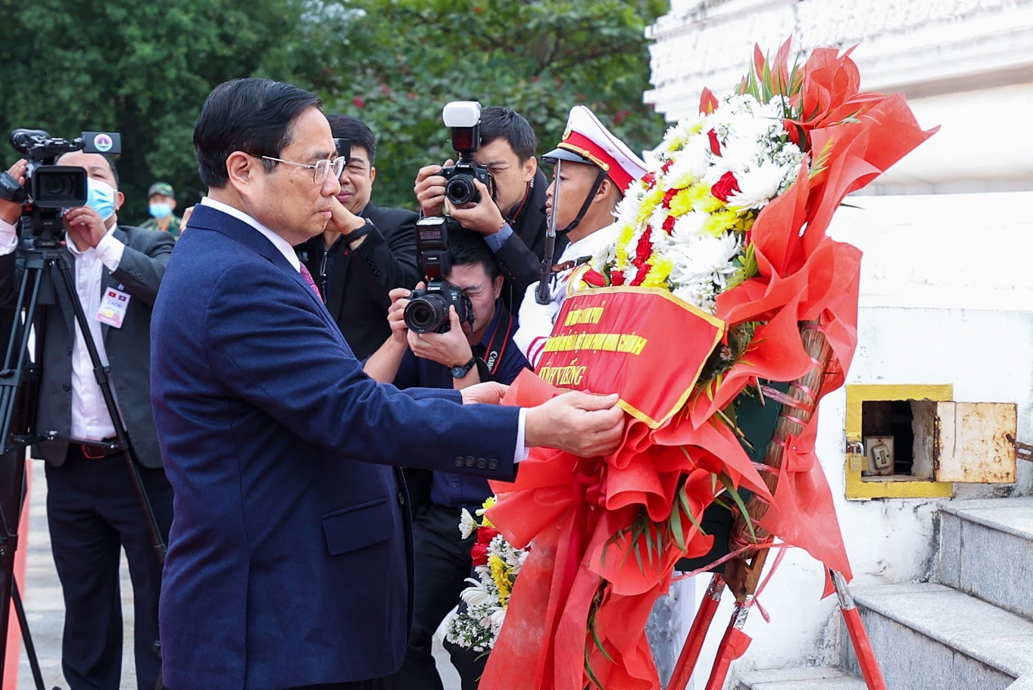 Thủ tướng Phạm Minh Chính tới đặt vòng hoa tại Đài liệt sĩ vô danh Lào - Ảnh: VGP/Nhật Bắc