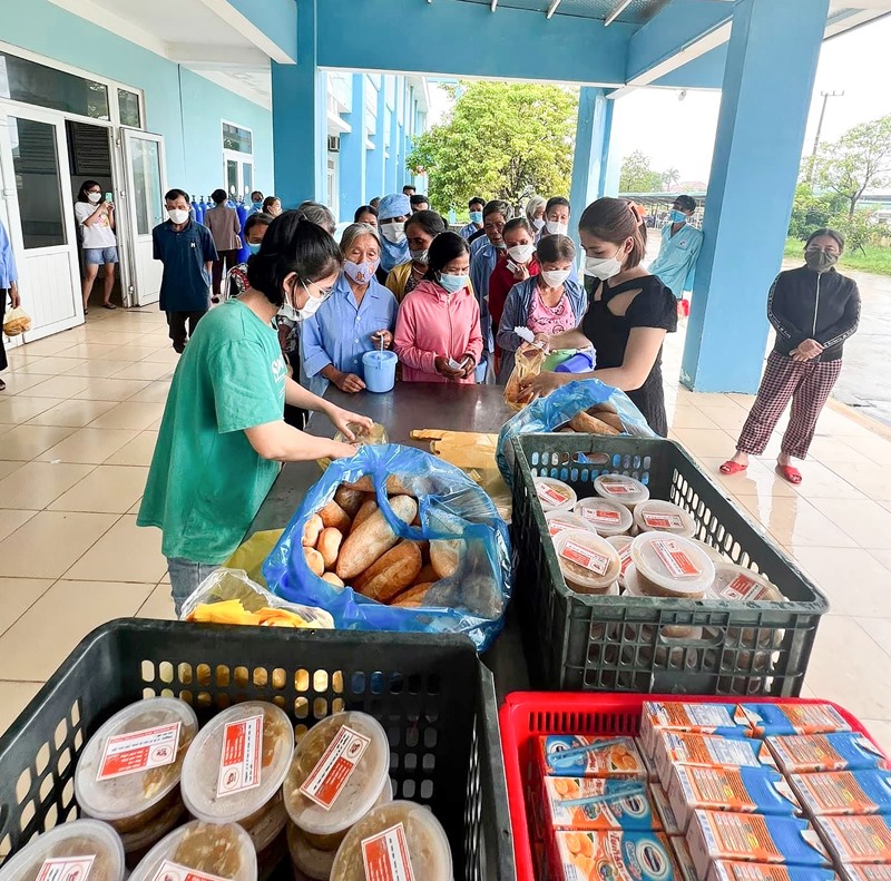 Cô Nguyễn Thái Khánh Hoàng (bên trái) với chương trình “Soup cua yêu thương” mang đến bữa ăn dinh dưỡng cho bệnh nhân nghèo - Ảnh: T.Q