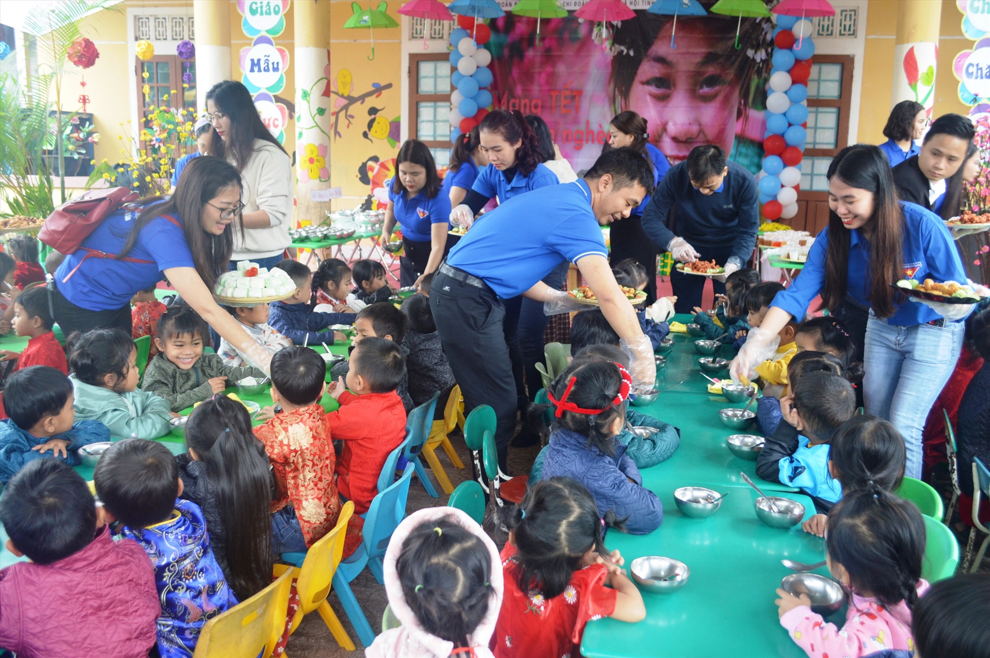 Tiệc buffet đã giúp các em học sinh có bữa ăn giàu dinh dưỡng trong không khí vui vẻ, ấm áp những ngày đầu năm mới - Ảnh: ĐV