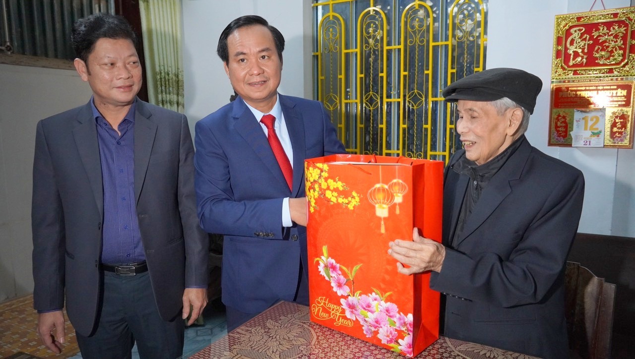 Chủ tịch UBND tỉnh Võ Văn Hưng tặng quà Tết cho cán bộ tiền khởi nghĩa Hoàng Kim Phùng- Ảnh: MĐ