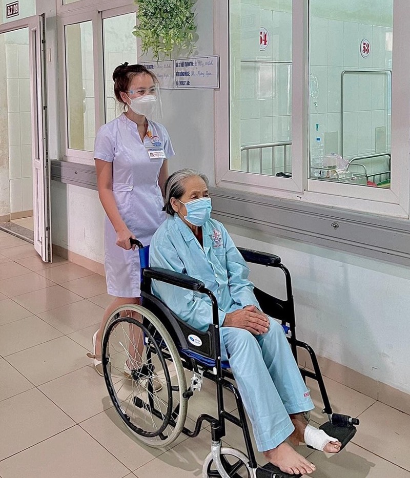 Nhân viên y tế hỗ trợ, chăm sóc bệnh nhân tại Bệnh viện Đa khoa tỉnh -Ảnh: H.N