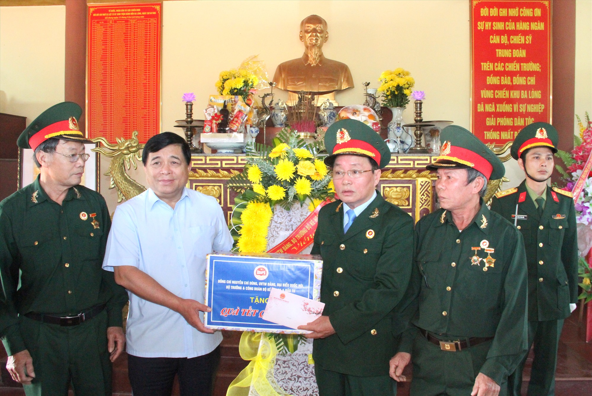 Bộ trưởng Bộ KH&ĐT Nguyễn Chí Dũng trao quà cho Ban liên lạc Cựu chiến binh Trung đoàn 6 - Ảnh: M.Đ