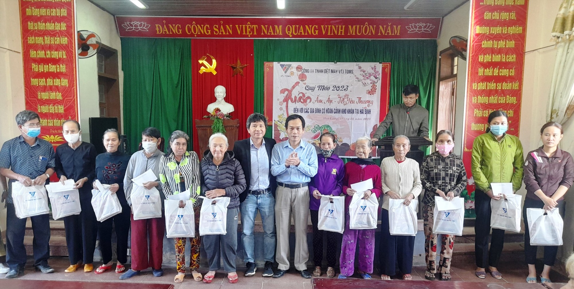 Đại diện Công ty TNHH Dệt may VTJ TOMS và lãnh đạo Ủy ban MTTQ Việt Nam huyện Hải Lăng trao tặng quà Tết cho các gia đình - Ảnh: ĐV