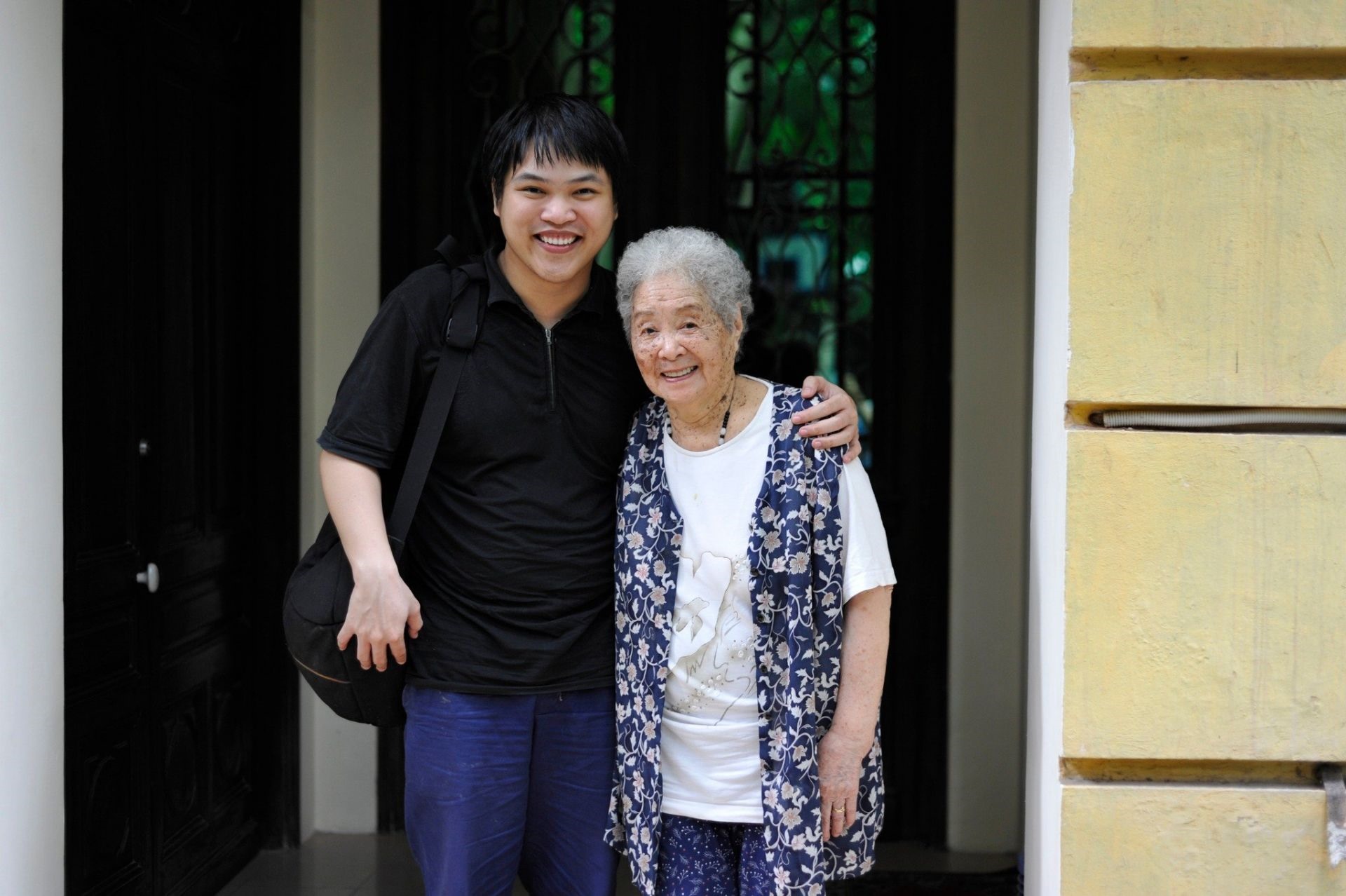 Viên Hồng Quang chụp ảnh lưu niệm cùng bà Vi Thị Nguyệt Hồ, phu nhân giáo sư Tôn Thất Tùng.