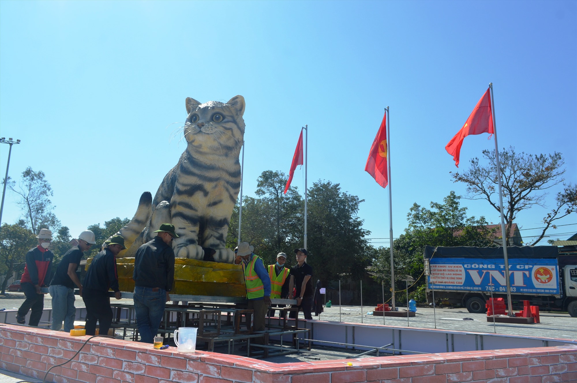 Lắp đặt linh vật mèo xuân Quý Mão - 2023 tại quảng trường trung tâm huyện Triệu Phong - Ảnh: ĐV