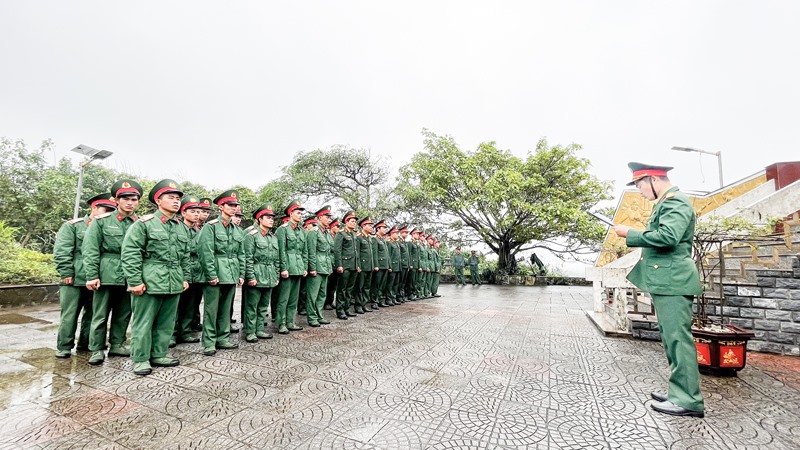 Cán bộ, chiến sĩ Ban CHQS huyện đảo Cồn Cỏ báo công, dâng hương tri ân các anh hùng liệt sĩ - Ảnh: N.A