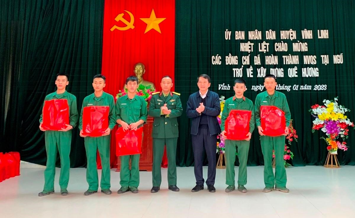 Phó Chủ tịch UBND huyện Vĩnh Linh Nguyễn Anh Tuấn trao quà động viên các quân nhân xuất ngũ trở về địa phương.
