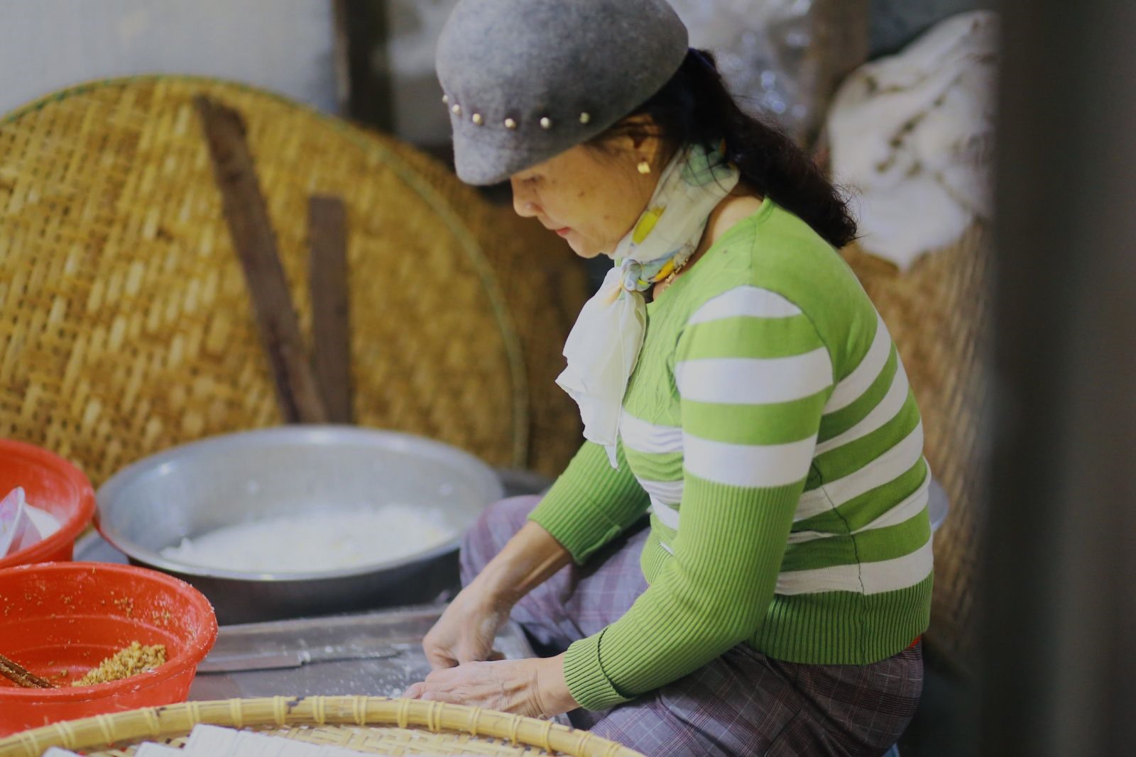 Tham gia làm bánh từ công đoạn  đãi đậu - nấu đậu - đánh đậu  chủ yếu bàn tay khéo léo của người phụ nữ