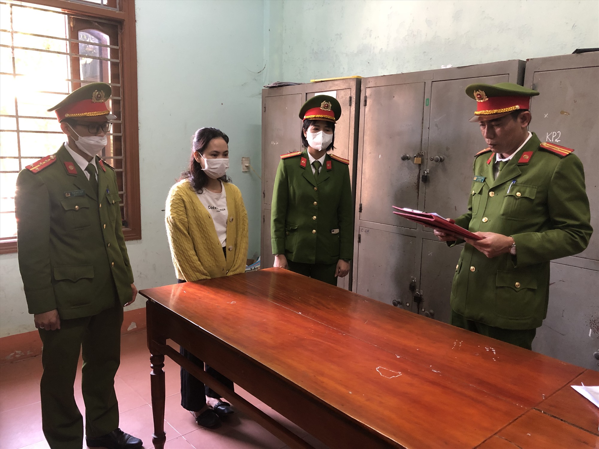 Cơ quan chức năng thực hiện lệnh bắt tạm giam đối tượng Nguyễn Thị Thắm- Ảnh: TK
